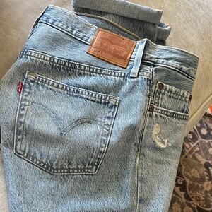 Levi's women's Light Blue Relaxed Jeans